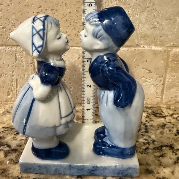 Delft Blue Kissing Couple figurine, a well-known symbol from the Netherlands - Picture 2 of 5